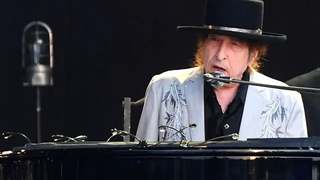 Bob Dylan Unveiled Yet Another New Guitarist, Covered Randy Newman at Tour Launch